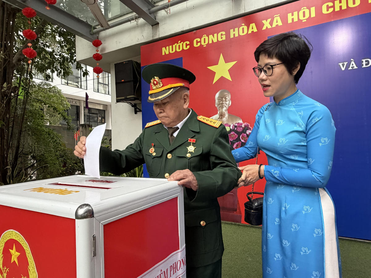 Đại tá Lâm Đức Hạp (97 tuổi), nguyên giảng viên Học viện Quốc phòng, là cử tri cao tuổi nhất tham gia bỏ phiếu tại khu vực số 10, phường Ba Đình (Hà Nội).