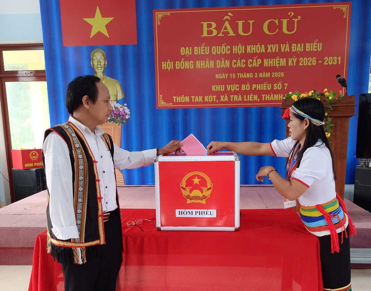 Cử tri xã Trà Liên, TP Đà Nẵng đang bỏ phiếu. Ảnh: Tấn Thành.