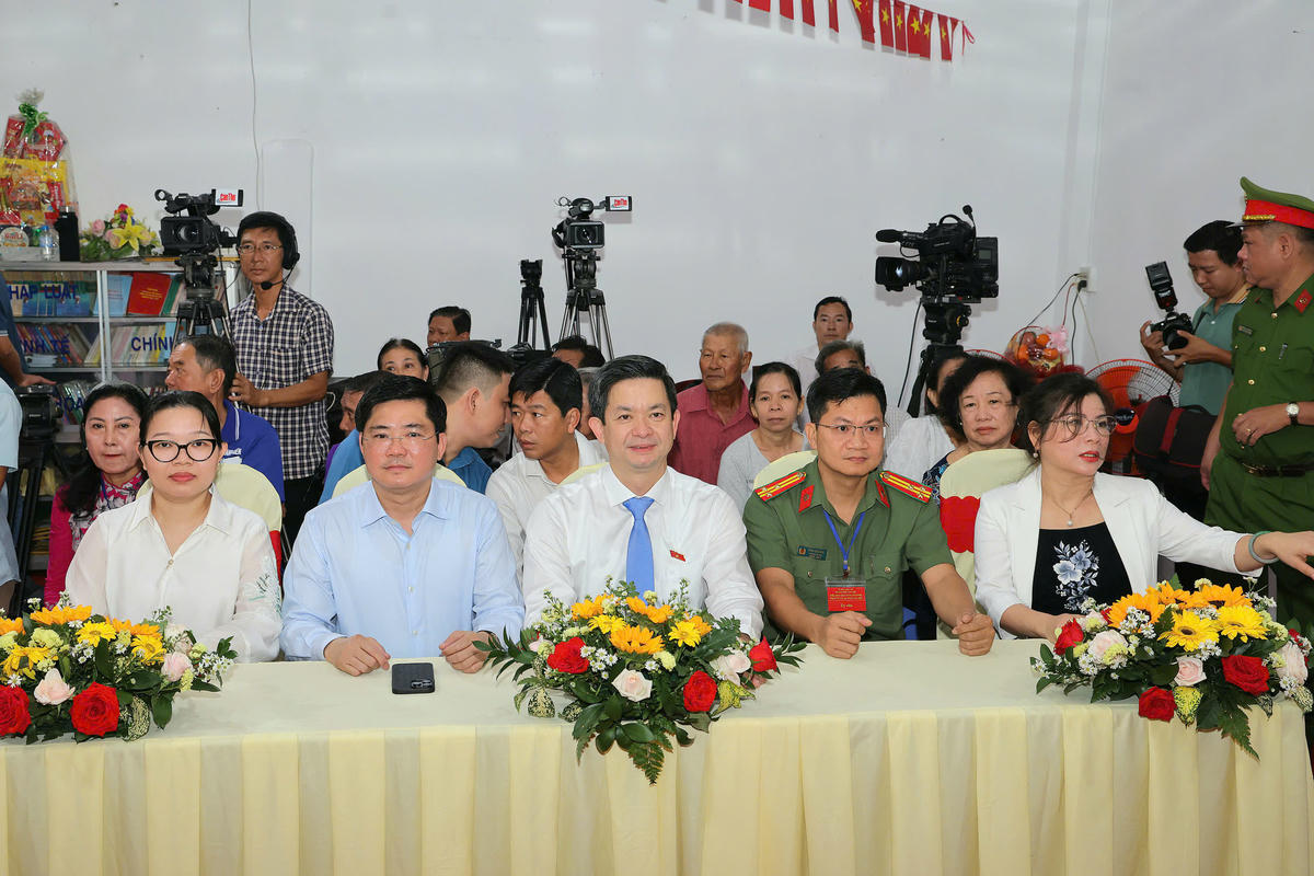 Ông Lê Quang Tùng, Ủy viên Ban Chấp hành Trung ương Đảng, Bí thư Thành ủy và ông Nguyễn Tuấn Anh, Phó Bí thư Thành ủy, Trưởng Đoàn đại biểu Quốc hội TP Cần Thơ, dự khai mạc bầu cử tại Khu vực bỏ phiếu số 22, phường Ninh Kiều. Ảnh Phạm Ngọc&nbsp;