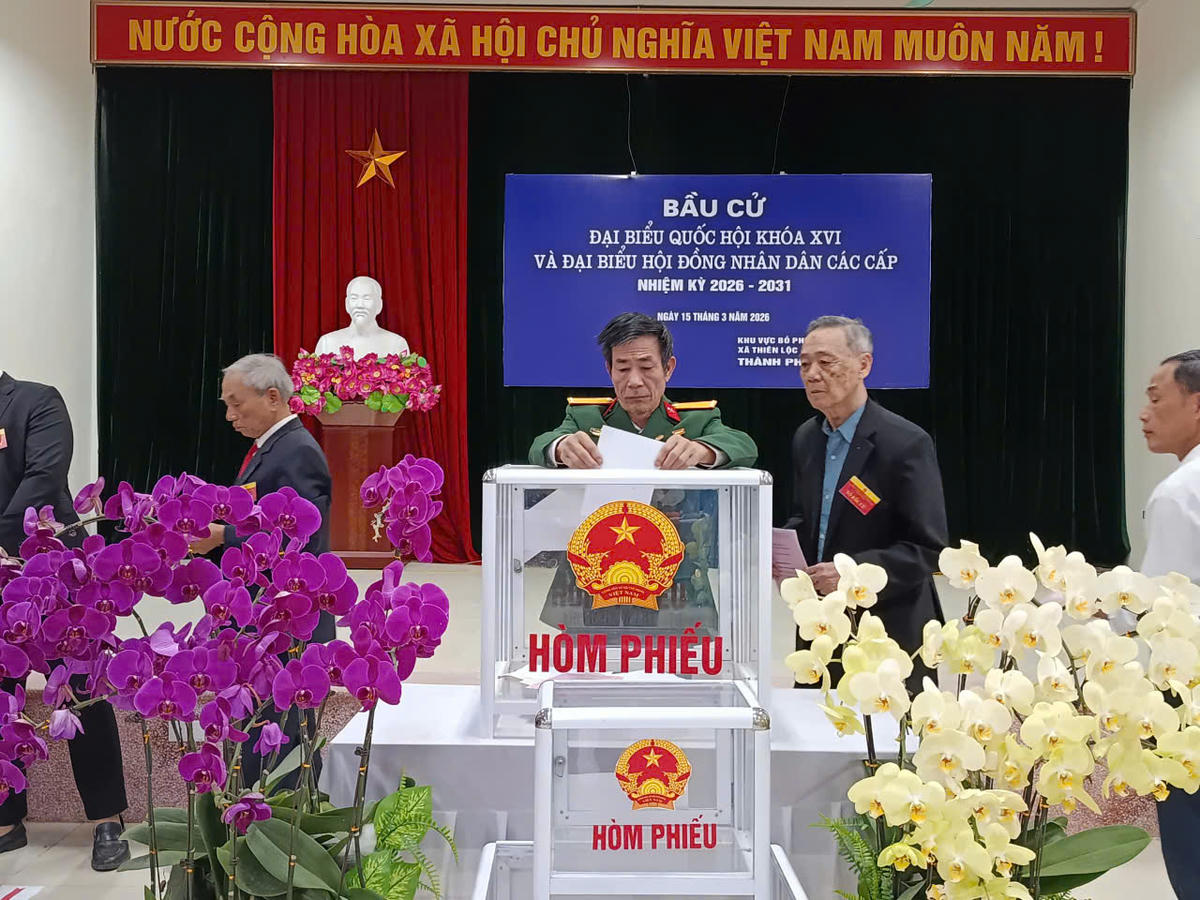 Cử tri đi bỏ phiếu tại khu vực bỏ phiếu số 10 xã Thiên Lộc, TP Hà Nội để thực hiện nghĩa vụ công dân. 