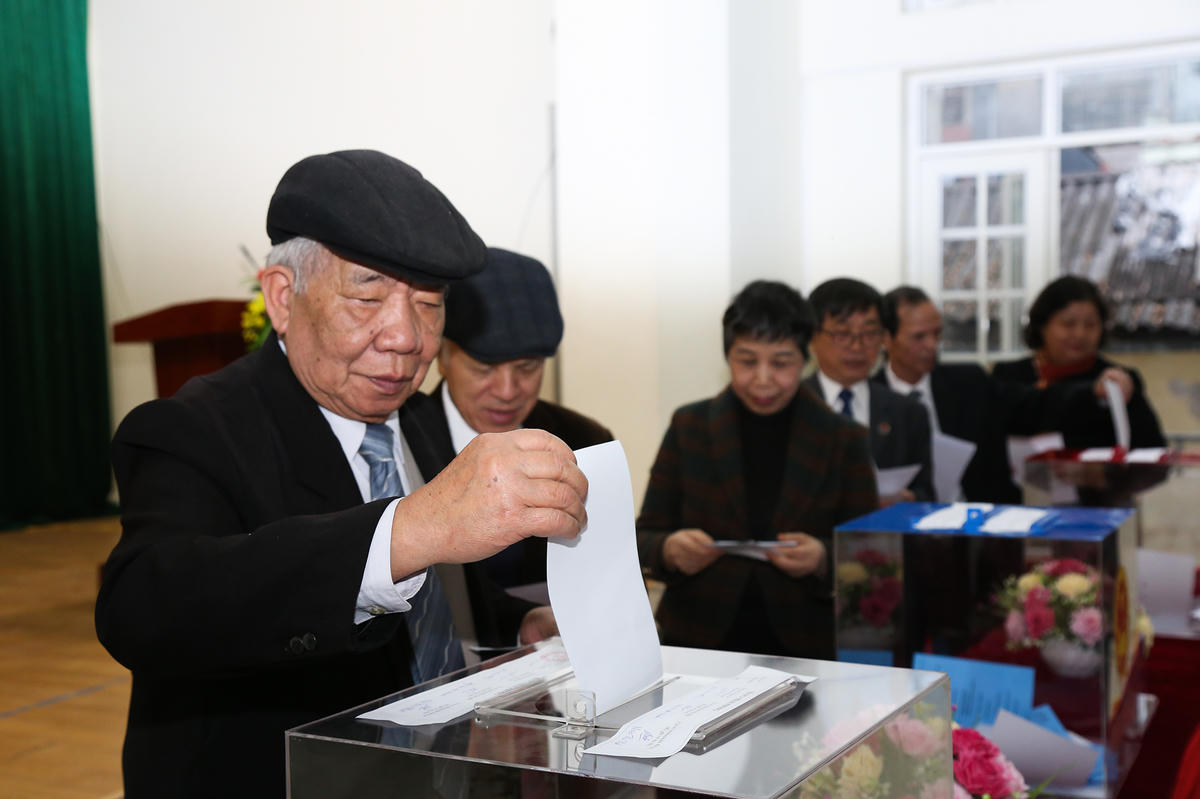 Cũng trong buổi sáng, ghi nhận tại điểm bỏ phiếu có nhiều người cao tuổi.