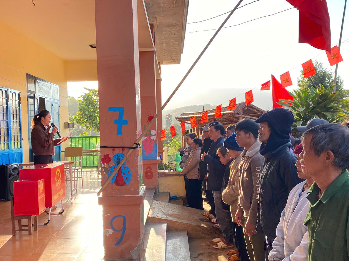 Rất đông cử tri xã Măng Ri, tỉnh Quảng Ngãi đã có mặt tại điểm bỏ phiếu. Ảnh: CV.