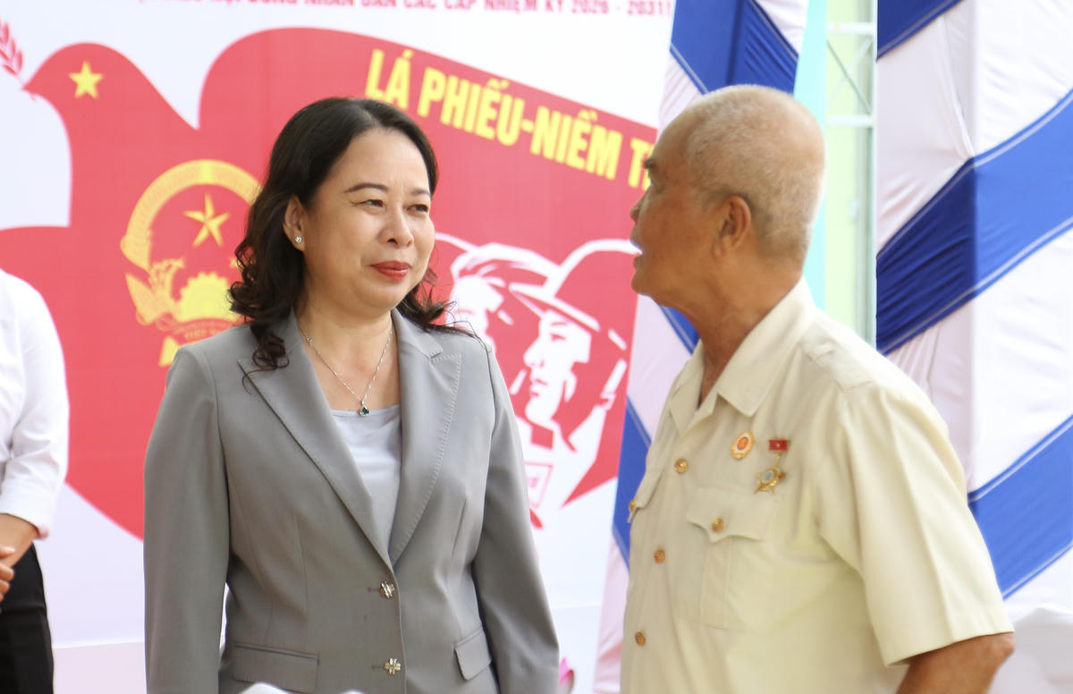 Bí thư Trung ương Đảng, Phó Chủ tịch nước Võ Thị Ánh Xuân thăm hỏi các cử tri tại khu vực bỏ phiếu số 39, phường Long Xuyên.