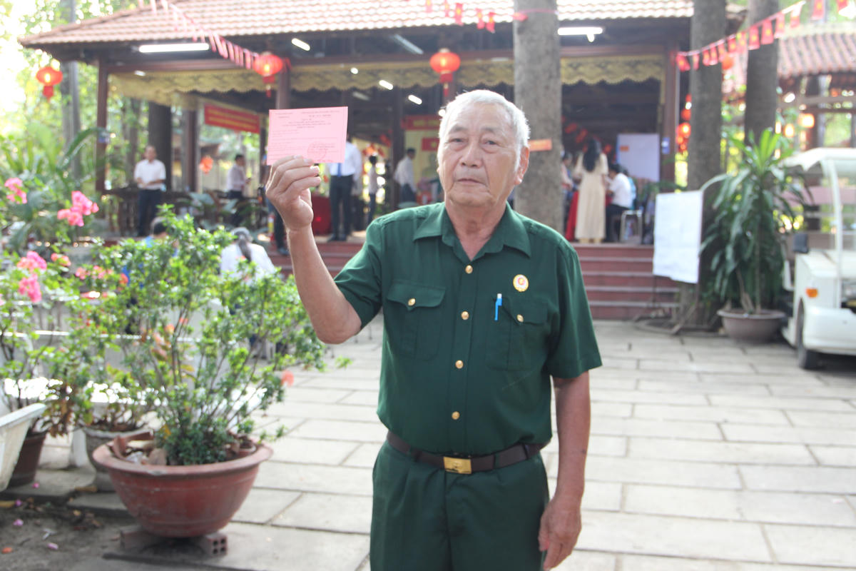 Cử tri Phạm Quang Thìn có mặt từ sáng sớm tại khu vực bầu cử để điểm lại các đại biểu mình gửi gắm lần cuối. Ảnh: Q.Đ.