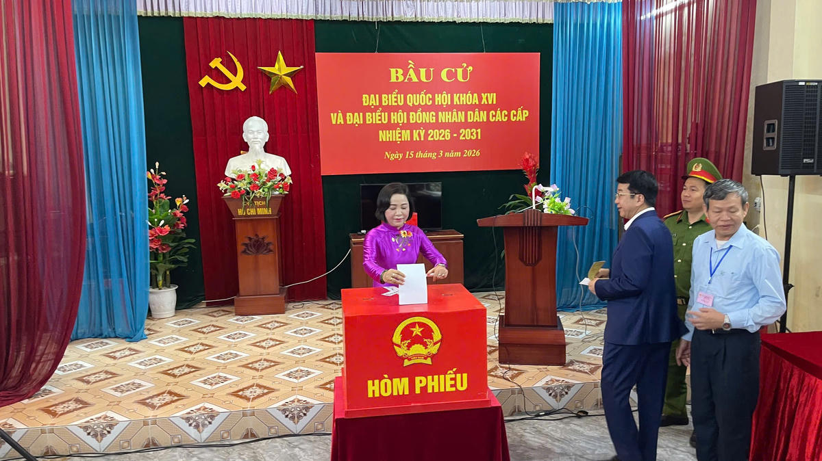 Phó Chủ tịch Quốc hội Nguyễn Thị Thanh bỏ lá phiếu đầu tiên tại tổ bầu cử số 27. Ảnh: Đình Minh