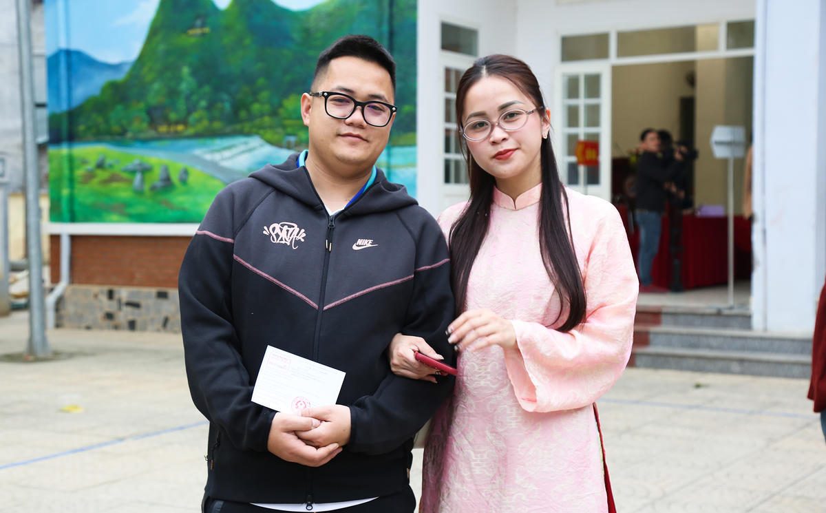 Vợ chồng chị Đào Lam Thuyên, tổ 11 Hợp Giang cùng nhau đi bầu cử. Chị Quyên bày tỏ cảm xúc hân hoan đồng thời cho biết đã lựa chọn cho mình những người đủ đức, đủ tài.