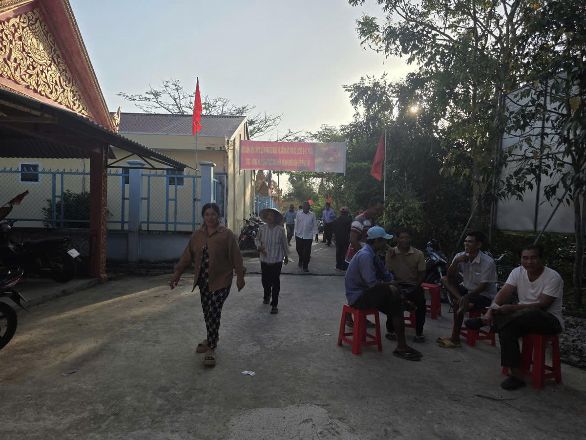 Ngay từ sáng sớm, cử trị đồng bào dân tộc Khmer ở xã Hưng Hội nô nức đến các khu vực bỏ phiếu để thực hiện quyền và nghĩa vụ công dân của mình. Ảnh: Nguyên Du