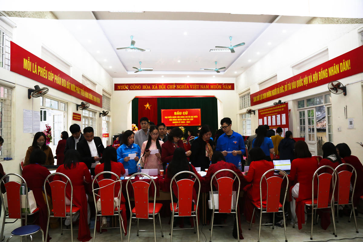 Các đoàn viên, thanh niên trong màu áo xanh tình nguyện, cán bộ Đoàn tỉnh Cao Bằng thực hiện quyền bầu cử thiêng liêng.