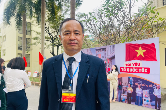 Thầy Lê Khánh Lộc, thành viên tổ bầu cử khu vực số 4 (phường Cầu Giấy, Hà Nội), tham gia công tác tổ chức và hỗ trợ cử tri trong ngày bầu cử.