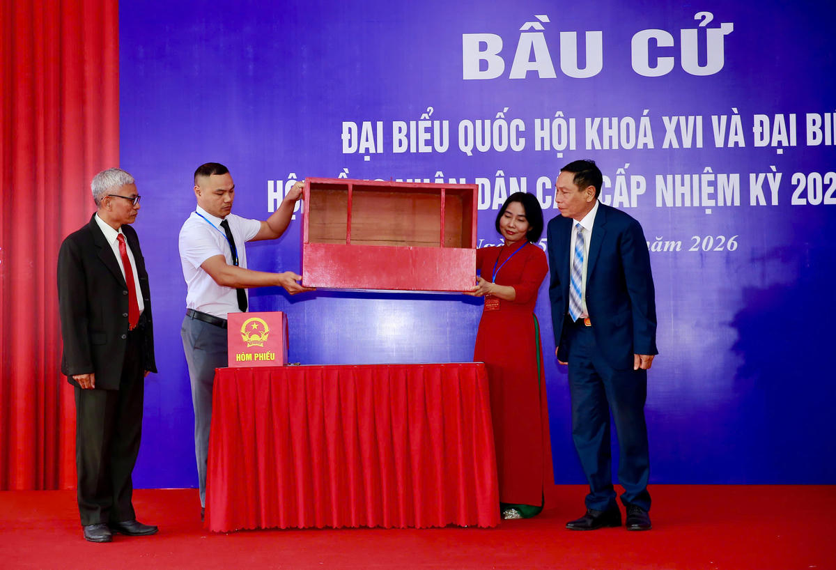 Tổ bầu cử phường Phù Liễn kiểm tra hòm phiếu. Ảnh: TH. 