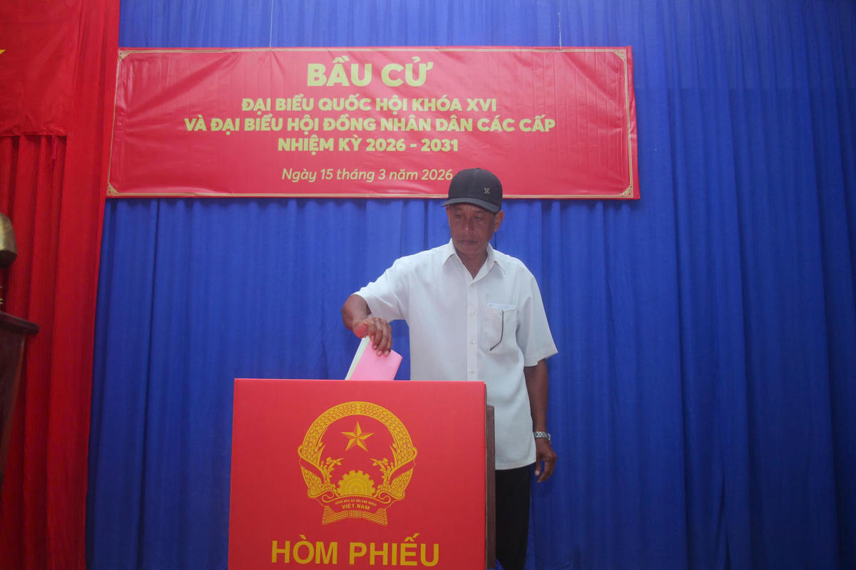 Cử tri đồng bào dân tộc Khmer xã Hưng Hội bầu cử. Ảnh: Nguyên Du