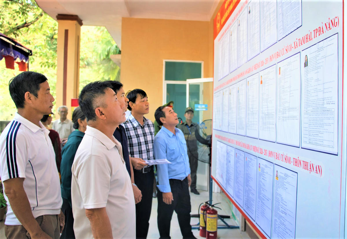 Cử tri xã đảo Tam Hải xem tiểu sử các ứng cử viên ĐBQH khó a XVI và đại biểu HĐND các cấp, nhiệm kỳ 2026-2031. Ảnh: Chí Đại.