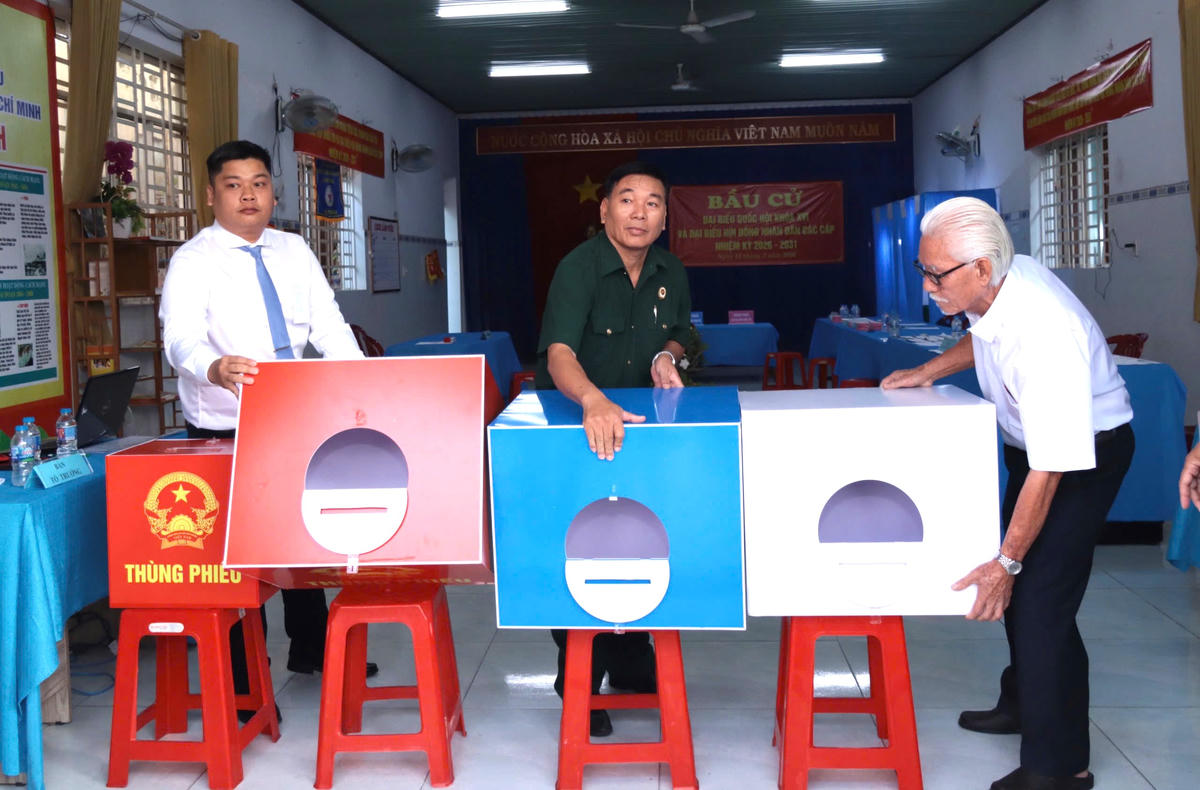 Ban Tổ chức kiểm tra thùng phiếu trước tại khu vực bỏ phiếu số 29. Ảnh: NN..