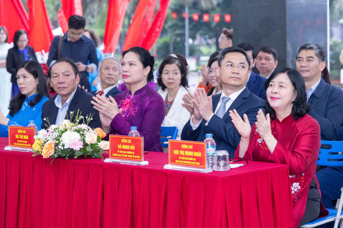 Ủy viên Bộ Chính trị, Bí thư Trung ương Đảng, Chủ tịch UBTƯ MTTQ Việt Nam Bùi Thị Minh Hoài;&nbsp;Ủy viên Trung ương Đảng, Phó Chủ tịch - Tổng Thư ký UBTƯ MTTQ Việt Nam Hà Thị Nga và các đại biểu tham dự lễ khai mạc bầu cử. Ảnh: Quang Vinh.