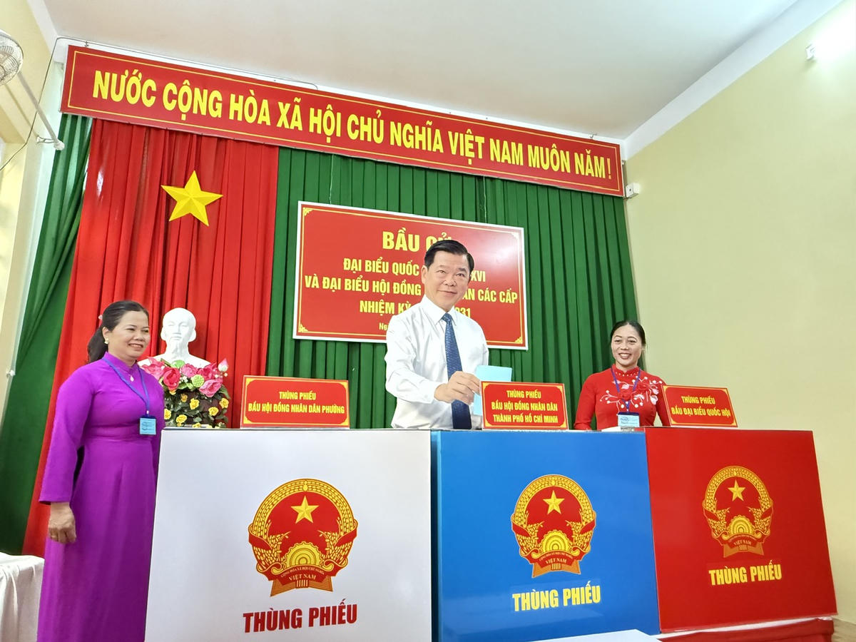 Ông Nguyễn Hồng Lĩnh, Ủy viên Trung ương Đảng, Phó Chủ nhiệm Ủy ban Kiểm tra Trung ương bỏ lá phiếu đầu tiên. Ảnh: Mạnh Cường