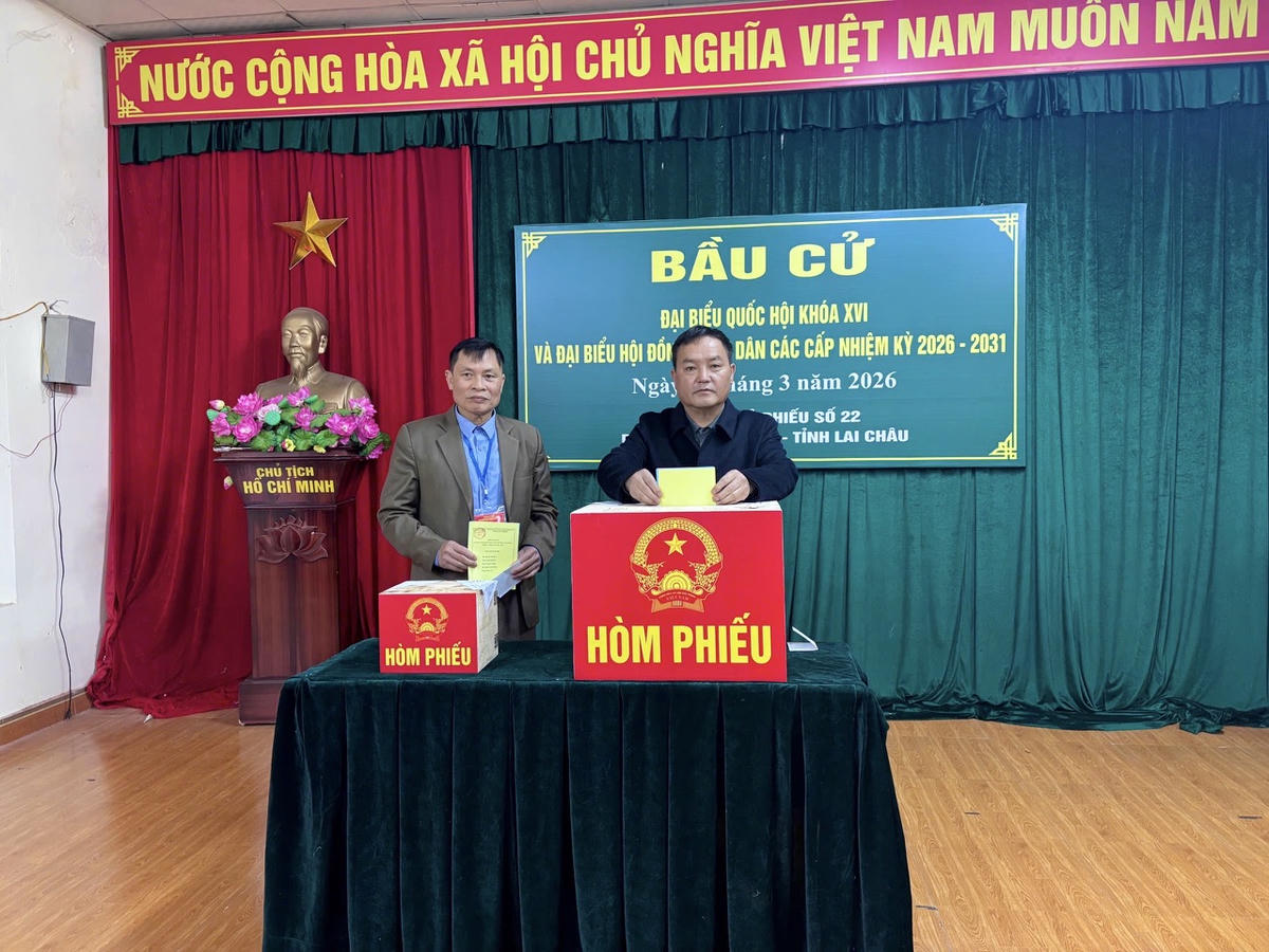 Ông Giàng A Tính - Phó Chủ tịch UBND tỉnh Lai Châu bỏ phiếu tại khu vực bỏ phiếu thuộc Tổ dân phố số 28, phường Tân Phong.
