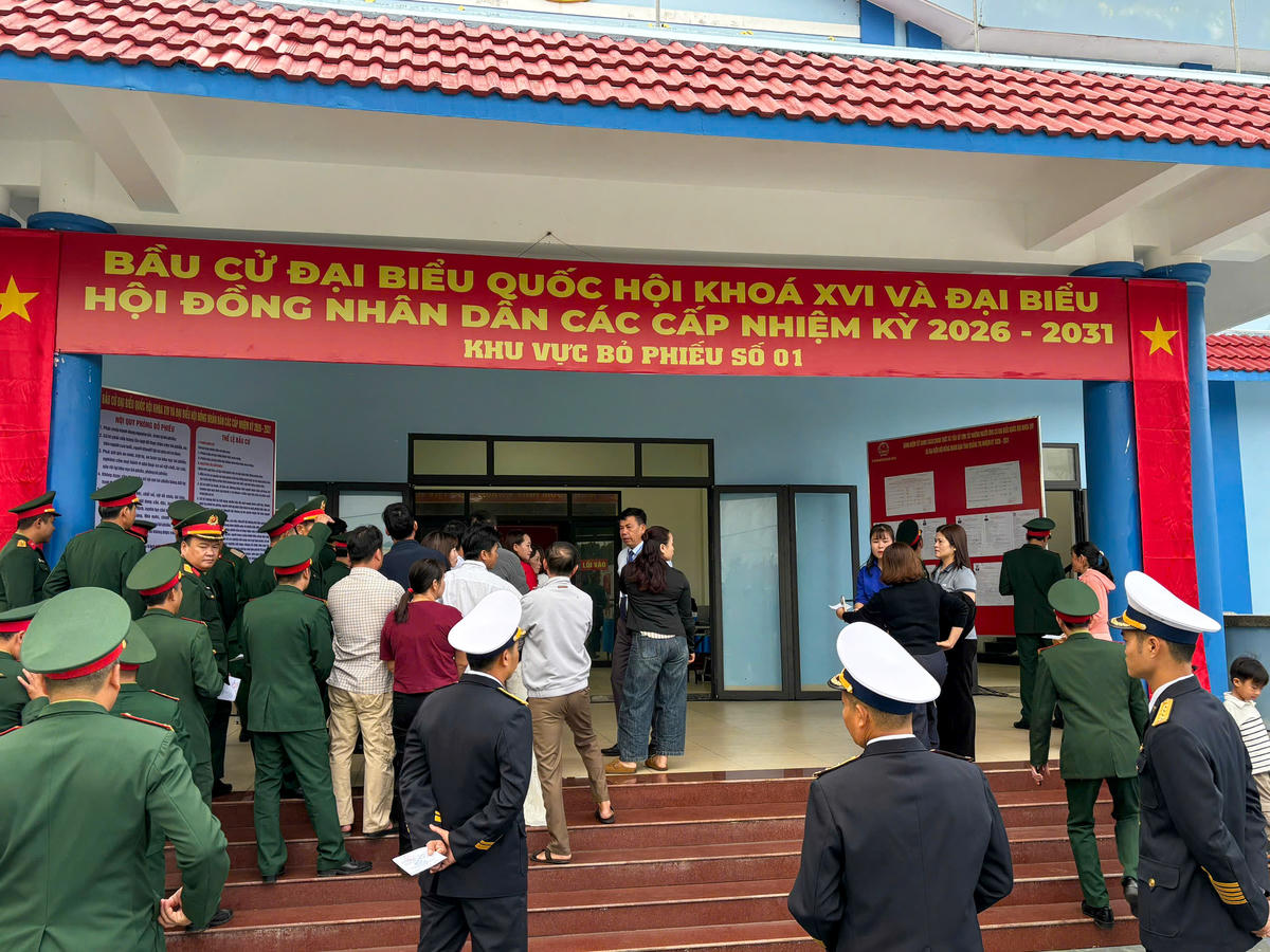 Ngay từ sáng sớm 15/3, rất đông cán bộ, chiến sĩ, người dân đã đến khu vực bỏ phiếu số 1, đặc khu Cồn Cỏ để tiến hành bỏ phiếu bầu cử đại biểu Quốc hội khóa XVI và đại biểu HĐND các cấp, nhiệm kỳ 2026 - 2031. Ảnh: ĐK.