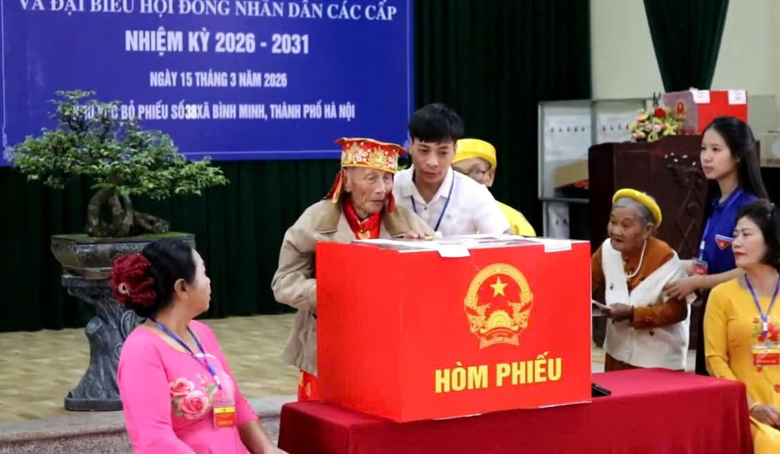 Cử tri Nguyễn Hữu Đặng (104 tuổi) thực hiện quyền bầu cử tại khu vực bỏ phiếu số 38, thôn Cao Mật Hạ, xã Bình Minh.