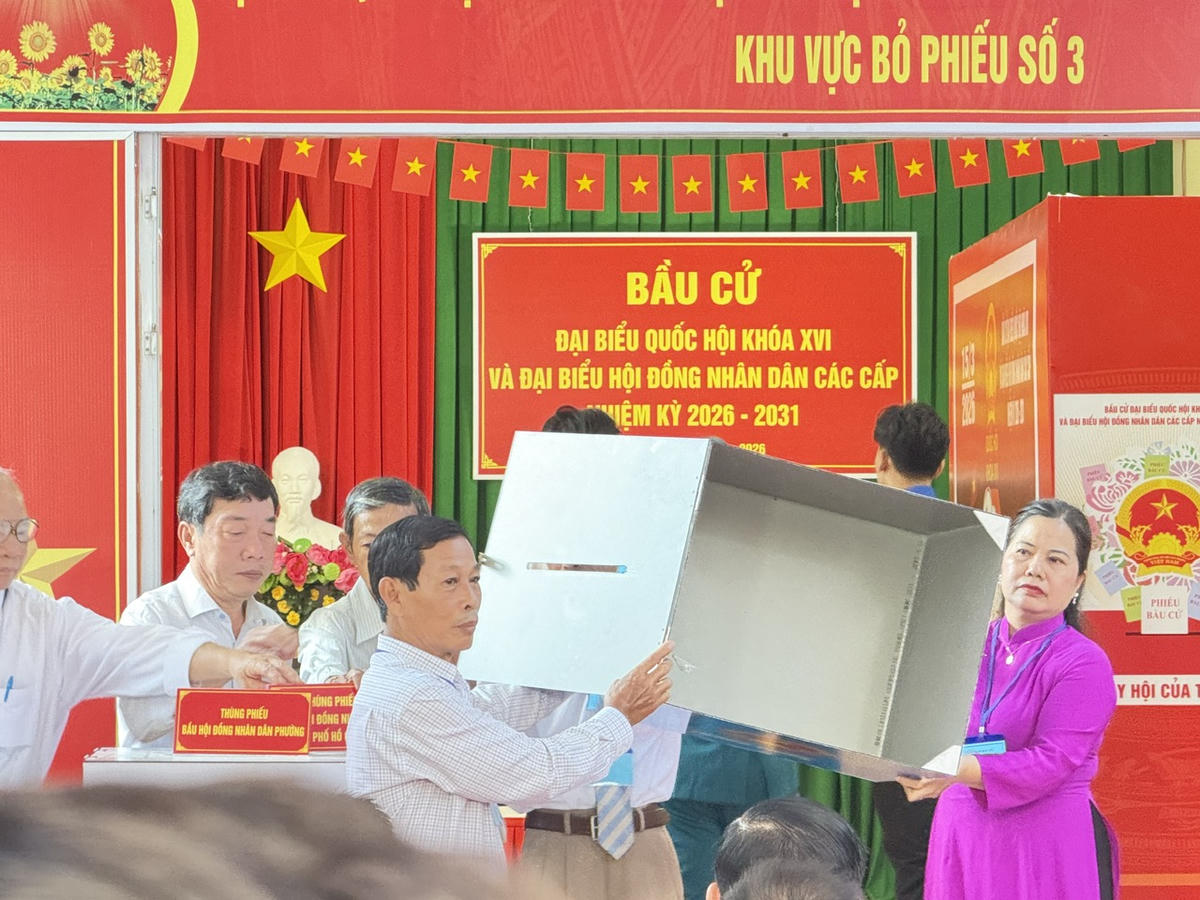 Trước thời điểm bầu cử, Hội đồng bầu cử kiểm tra thùng phiếu. Ảnh: Mạnh Cường