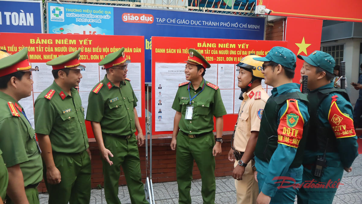 Công tác đảm bảo an ninh trật tự được các lực lượng chức năng phối hợp chặt chẽ tại các khu vực bầu cử. Ảnh: Hồng Phúc.