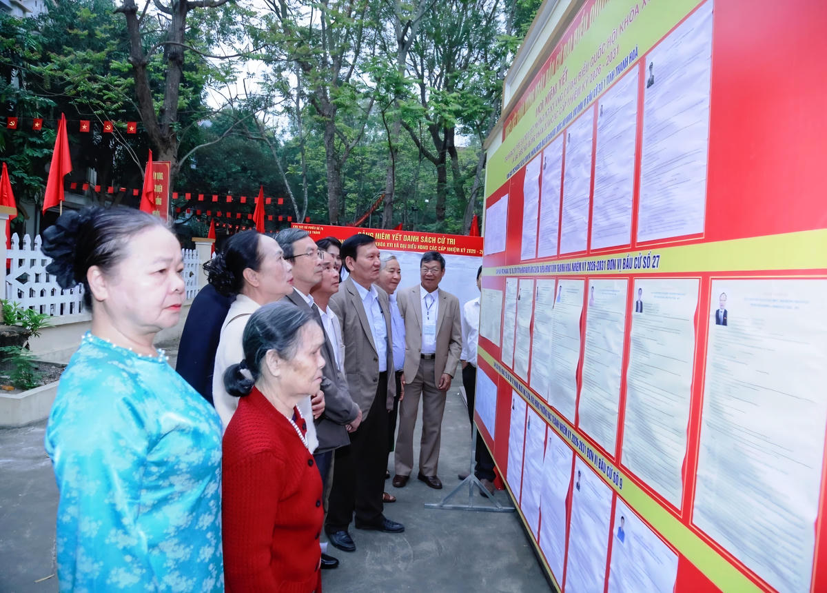 Các cử tri khu phố Đội Cung 3, phường Hạc Thành đã có mặt tại điểm bầu cử từ rất sớm để cùng nhau lựa chọn nhưng con người xứng đáng cho lá phiếu của mình. Ảnh: Nguyễn Chung.