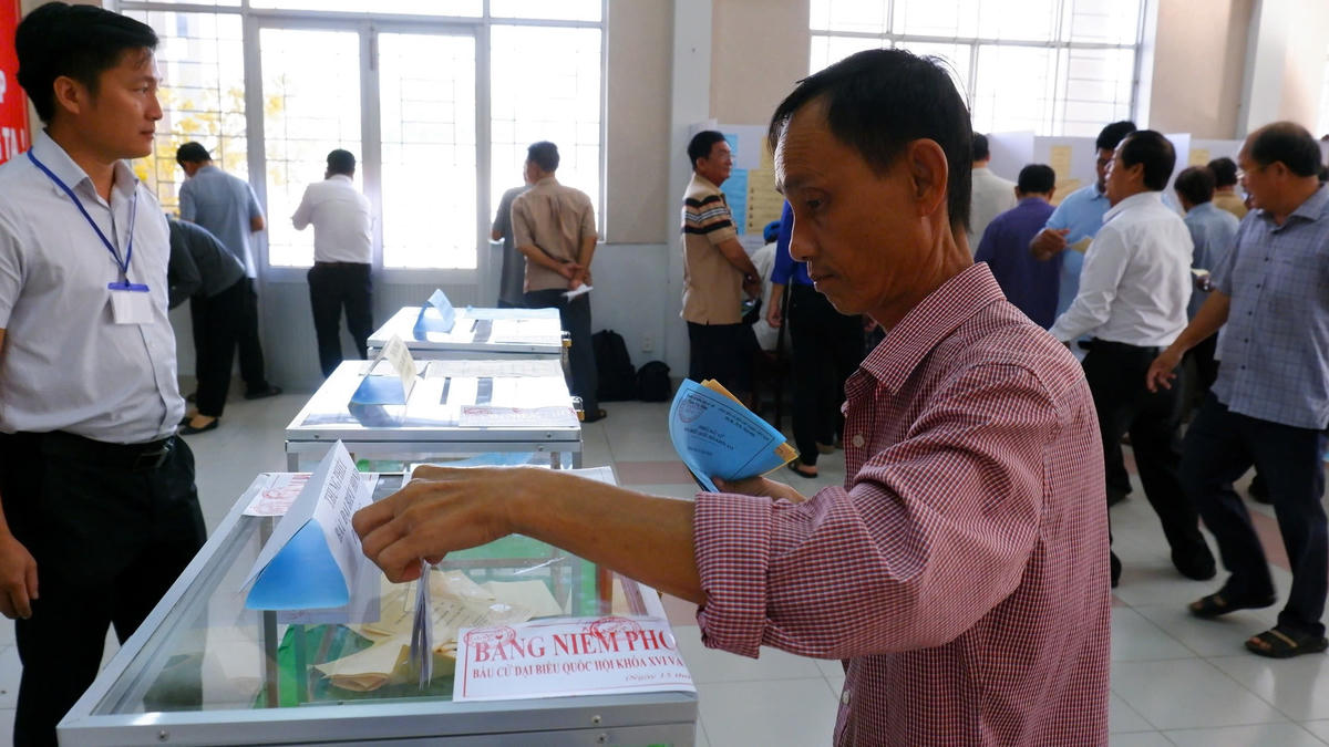 Các cử tri sẽ lựa chọn để tìm ra các đại biểu Quốc hội khoá XVI, Đại biểu HĐND cấp tỉnh cùng đại biểu HĐND cấp xã phường. Ảnh: H.Huy.