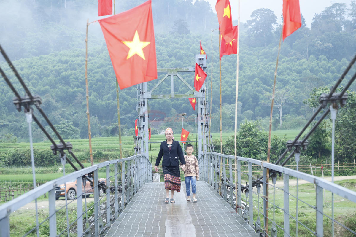 Bà Vi Thị Hoa (54 tuổi) trú bản Xằng, xã Môn Sơn cùng người cháu đi bỏ phiếu với mong muốn các đại biểu trúng cử chăm lo hơn nữa đời sống và giáo dục của bà con vùng biên giới. Ảnh: ĐB