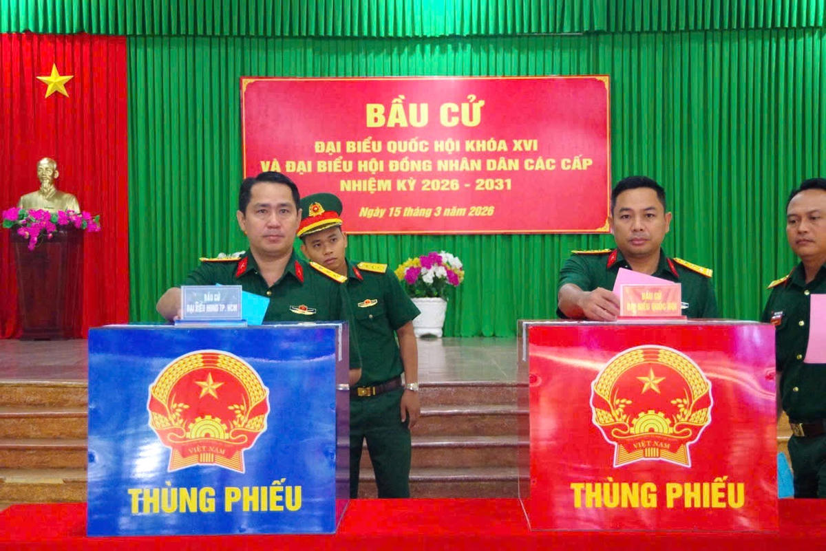 Cán bộ, chiến sĩ Trung đoàn 271 cùng cử cử tri cả nước tham gia bầu cử. Ảnh: HN.