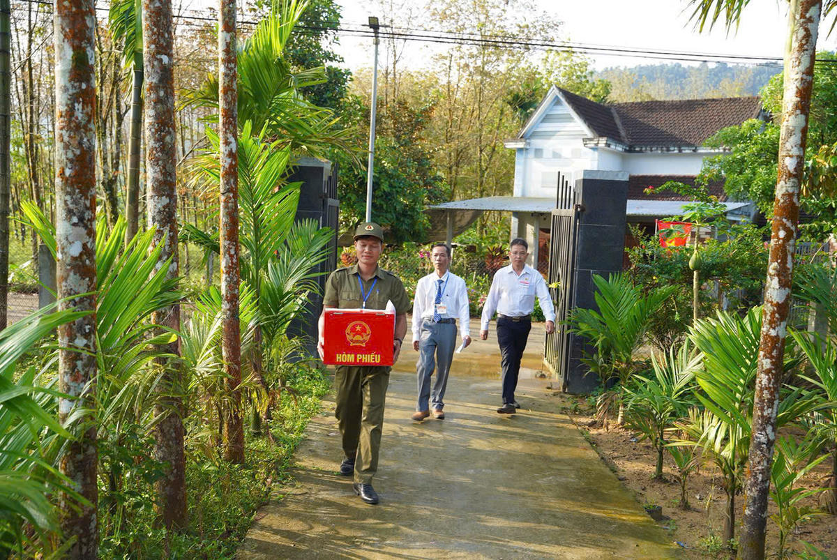 Tổ bầu cử xã Trà Tân mang thùng phiếu phục vụ tận nhà cho các trường hợp ốm đau, bệnh tật không thể đi bỏ phiếu được. Ảnh: CV