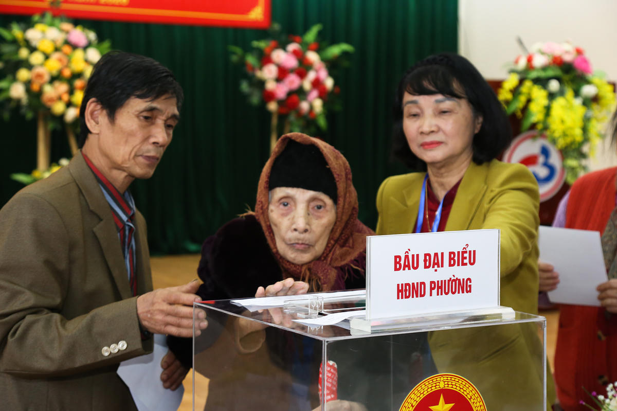 Cụ Nguyễn Thị Hoa Duyên, 97 tuổi, sống tại tổ 10 Hợp Giang (phường Thục Phán) được người nhà đưa đến điểm bỏ phiếu. Cụ cho biết dù tuổi đã cao nhưng được đến để bỏ phiếu cụ cảm thấy rất vui và mong muốn những người trúng cử là những đại diện tiêu biểu vì dân, vì nước.