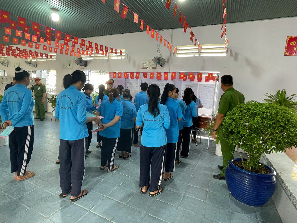 Cử tri xếp hàng vào khu vực khi phiếu bầu cử. Ảnh: Công an cung cấp.