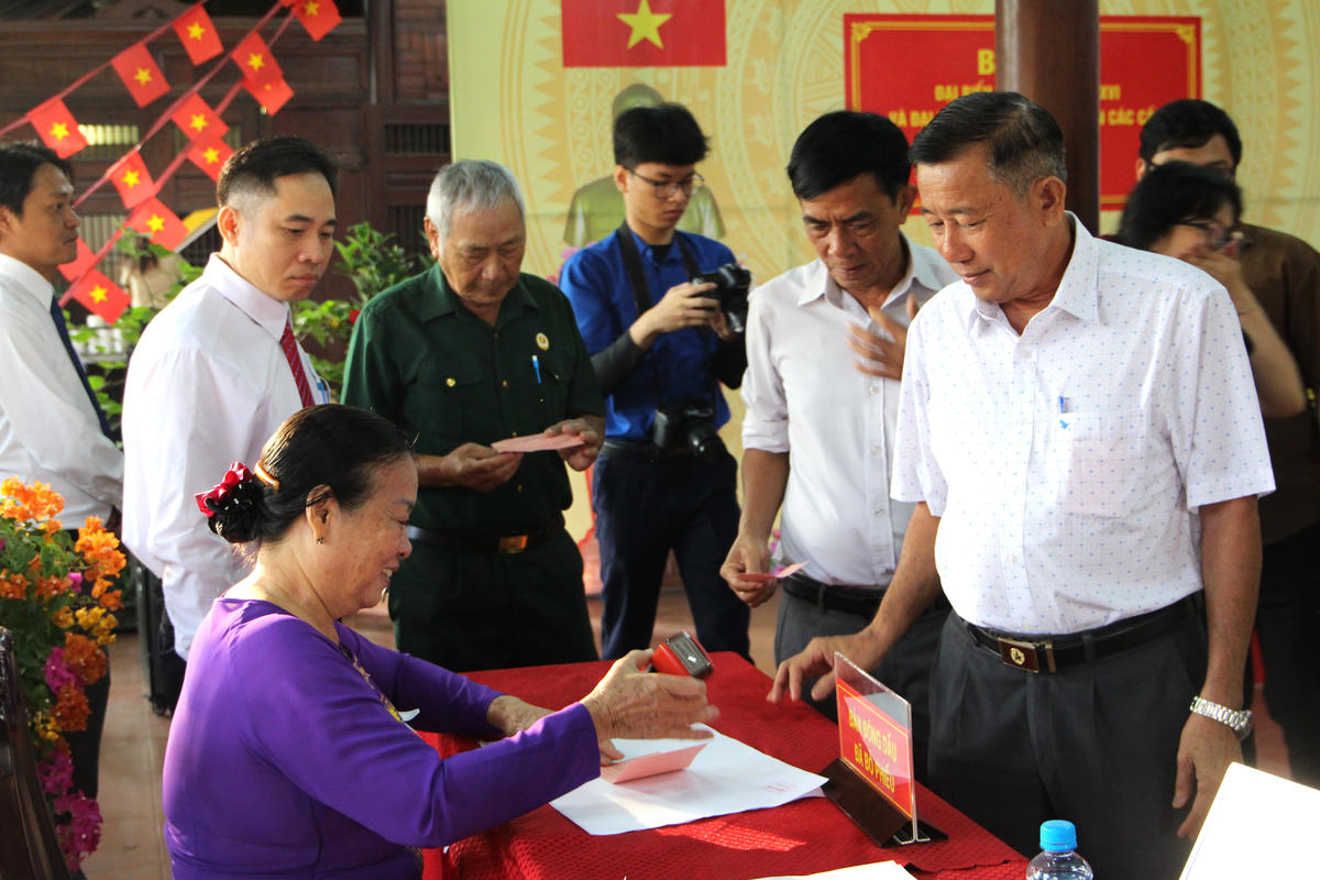 Cử tri làm các thủ tục bỏ phiếu tại Tổ Bầu cử số 1. Ảnh: Q.Đ.