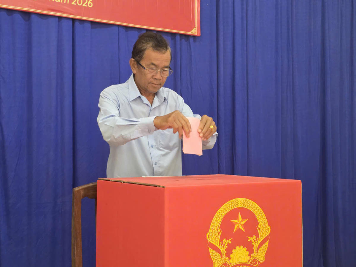 Ông Sơn By, người có uy tín trong vùng đồng bào Khmer ấp Cái Giá, xã Hưng Hội bỏ phiếu bầu thực hiện quyền công dân của mình. Ảnh: Nguyên Du