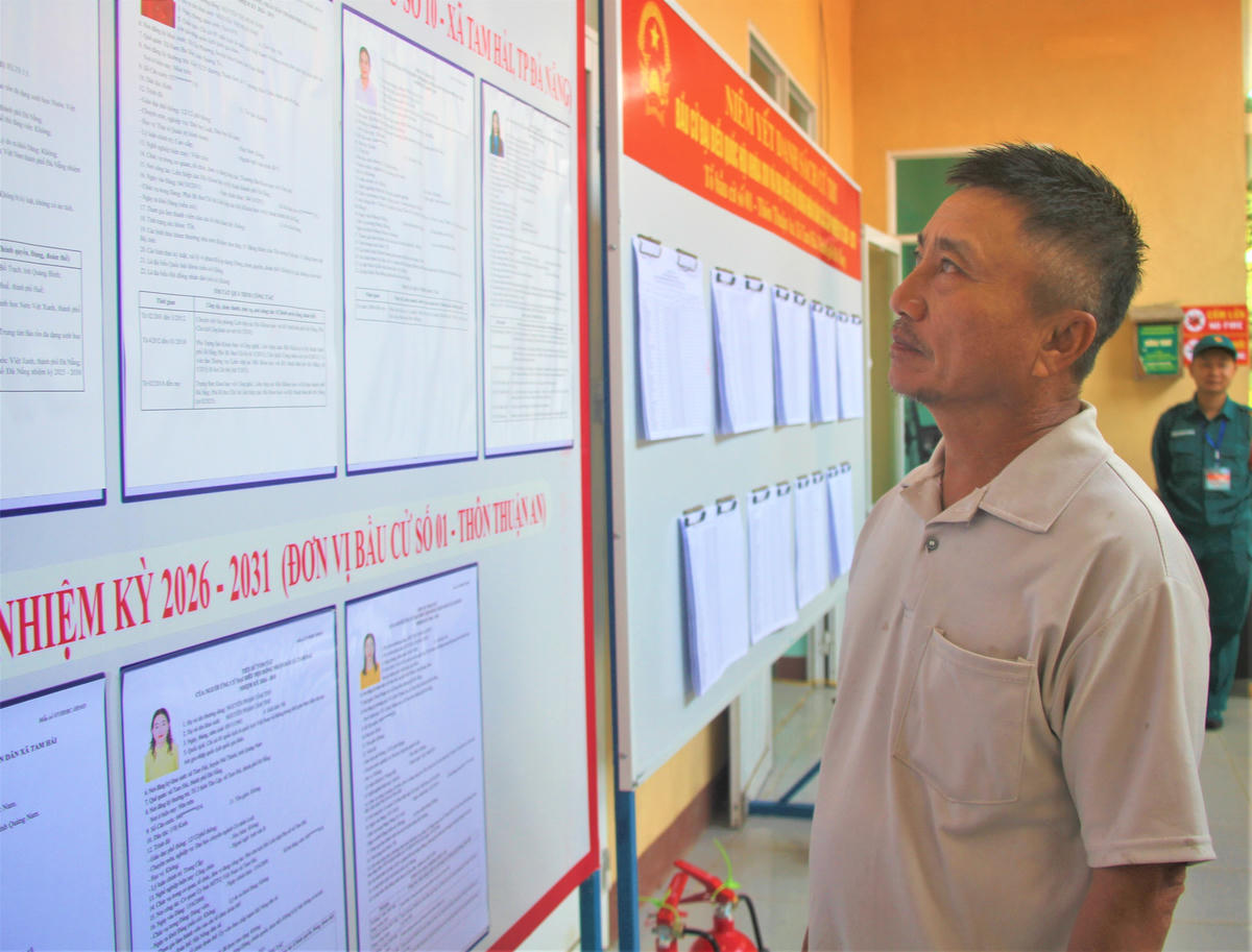 Ngư dân&nbsp;Huỳnh Hữu Thạnh đang xem niêm yết danh sách ứng cử viên. Ảnh: Chí Đại.