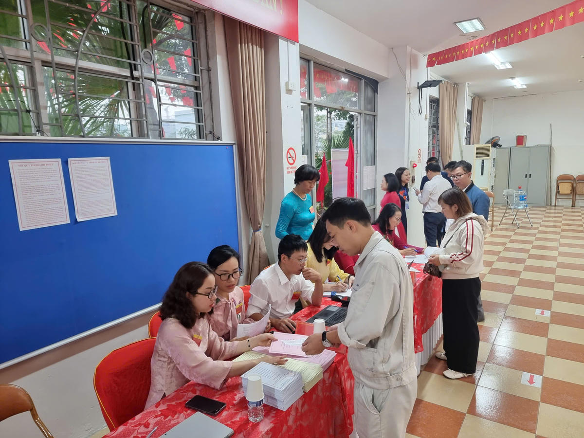 Anh Hồ Hải Quân, Công ty Hoya tham gia bầu cử và được chứng nhận đã bầu cử vào thẻ cử tri. Ảnh: Xuân Cường.