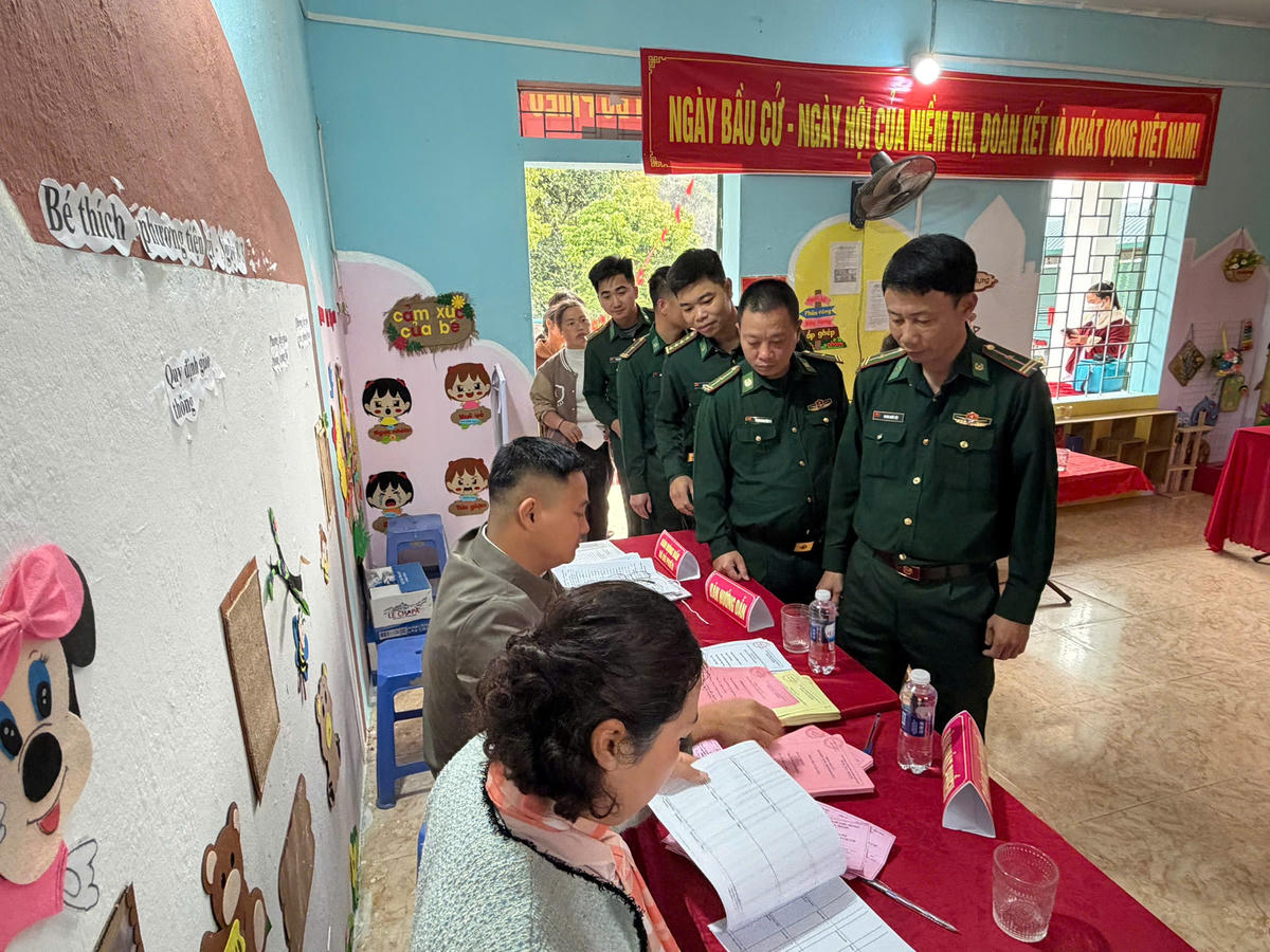 Các chiến sĩ Đồn biên phòng Cửa khẩu Quốc tế Tây Trang tham gia bầu cử tại đơn vị bầu cử số 4, tỉnh Điện Biên. Ảnh: T.H