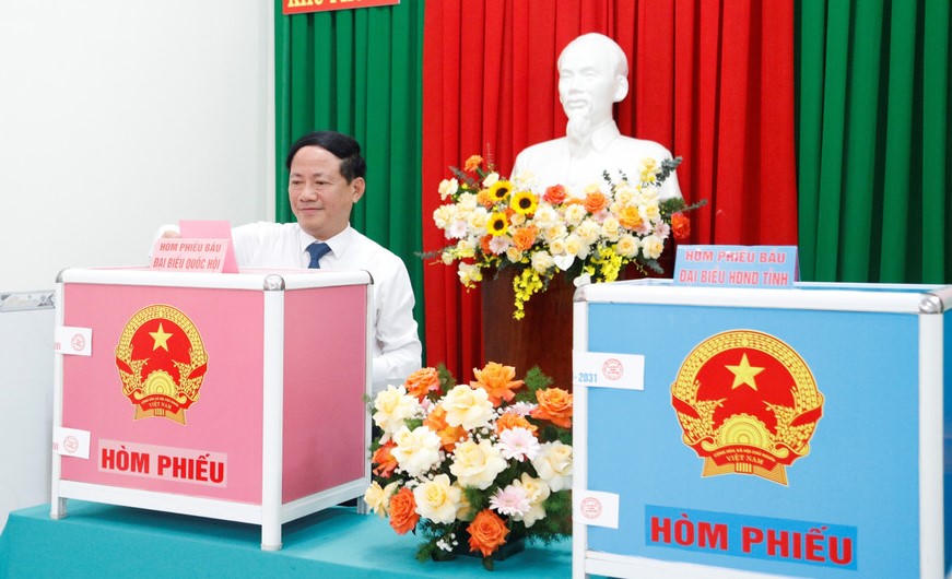 Chủ tịch UBND tỉnh Gia Lai Phạm Anh Tuấn bỏ phiếu tại khu vực bỏ phiếu số 20. Ảnh: CV.