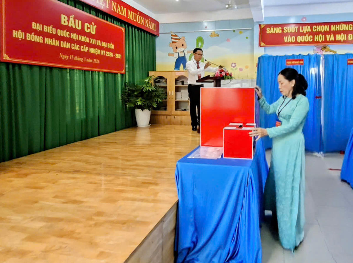 Đại diện tổ bầu cử thực hiện tiến hành kiểm tra, niêm phong hòm phiếu trước sự chứng kiến của cử tri