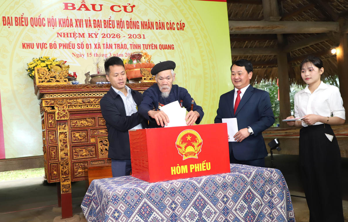 Bí thư Tỉnh ủy Tuyên Quang Hầu A Lềnh tham gia bầu cử tại khu vực bỏ phiếu số 1 xã Tân Trào.