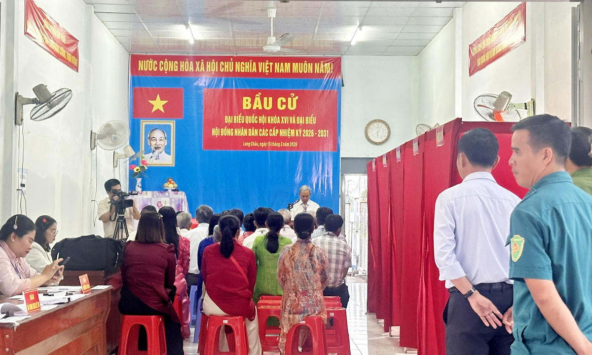 Nghi thức khai mạc, kiểm tra và niêm yết hòm phiếu trước khi tiến hành bỏ phiếu tại phường Long Châu. Ảnh: Trung Ngãi.