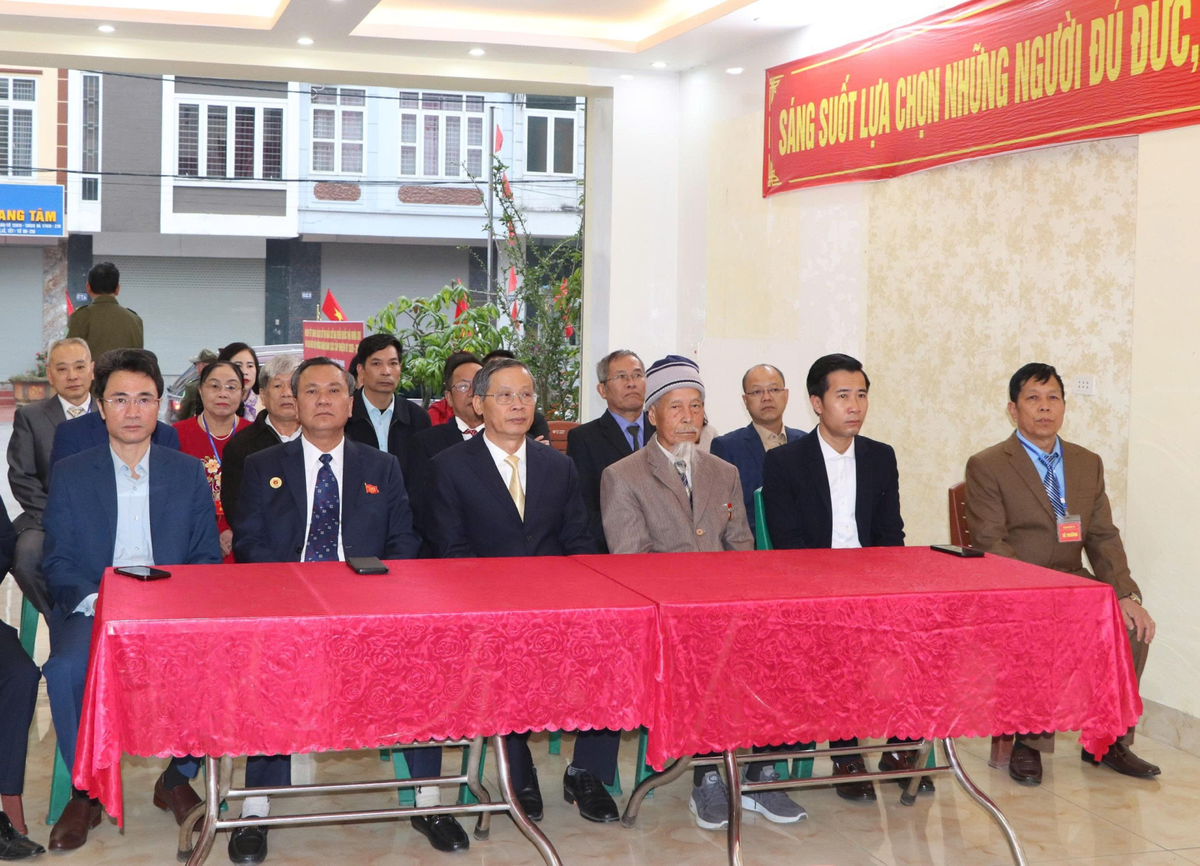 Ông Hà Trọng Hải (ngồi đầu bên trái) - Phó Chủ tịch UBND tỉnh Lai Châu dự khai mạc bầu cử tại khu vực bỏ phiếu thuộc Tổ dân phố số 18, phường Tân Phong.
