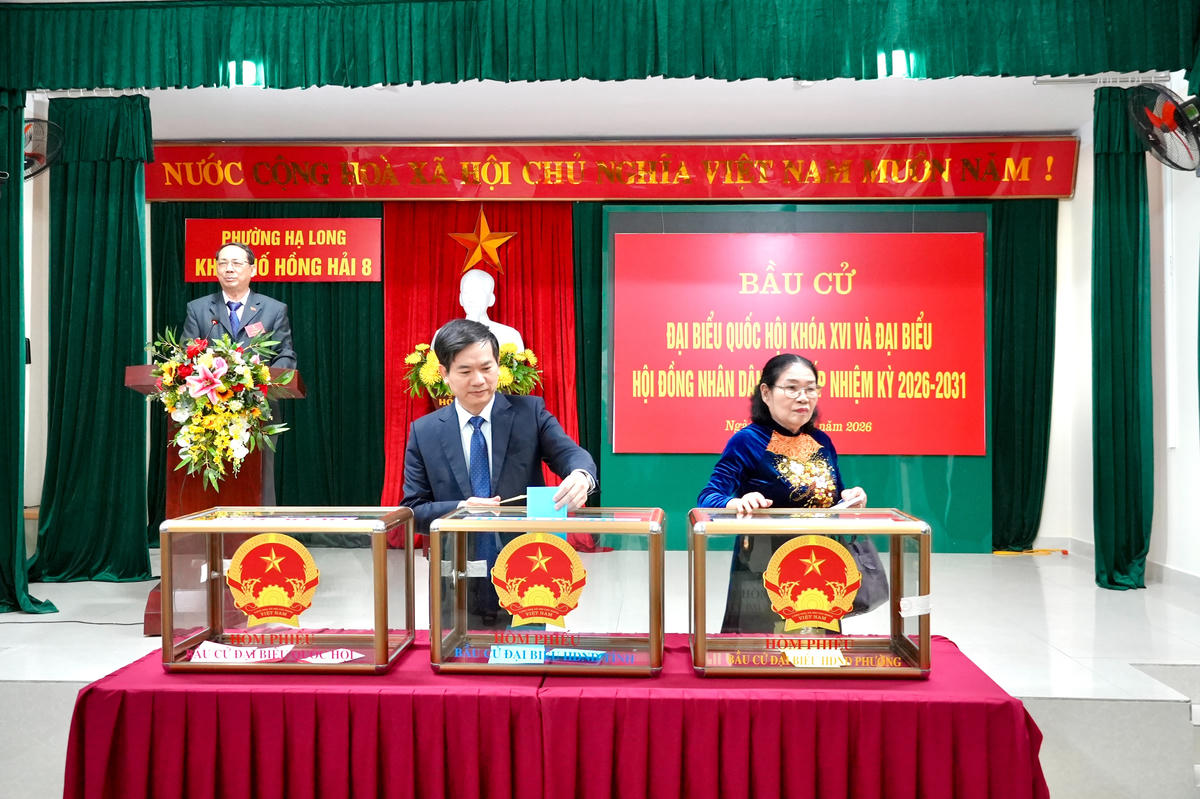 Phó Bí thư Tỉnh ủy, Chủ tịch Uỷ ban MTTQ Việt Nam tỉnh Quảng Ninh Vũ Quyết Tiến bỏ phiếu bầu cử tại Khu vực bỏ phiếu số 12 phường Hạ Long - Nhà văn hoá khu Hồng Hải 8.