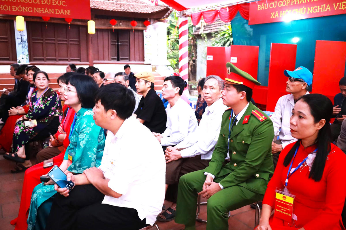 Đông đảo cử tri có mặt tại các khu vực bỏ phiếu.