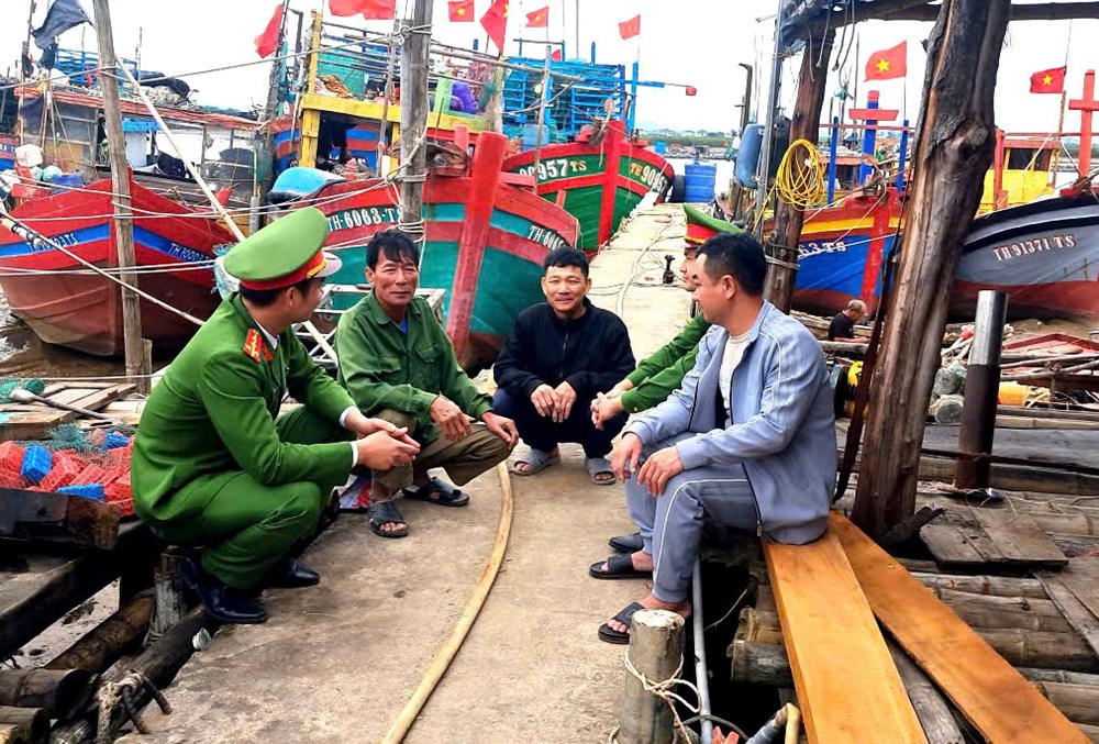 <font dir="auto" style="vertical-align: inherit;"><font dir="auto" style="vertical-align: inherit;">Hầu hết các cử tri là ngư dân thuộc các phường xã, ven biển của Thanh Hóa đều trở về bờ để kịp tham gia ngày bầu cử. Ảnh: Nguyễn Chung.</font></font>