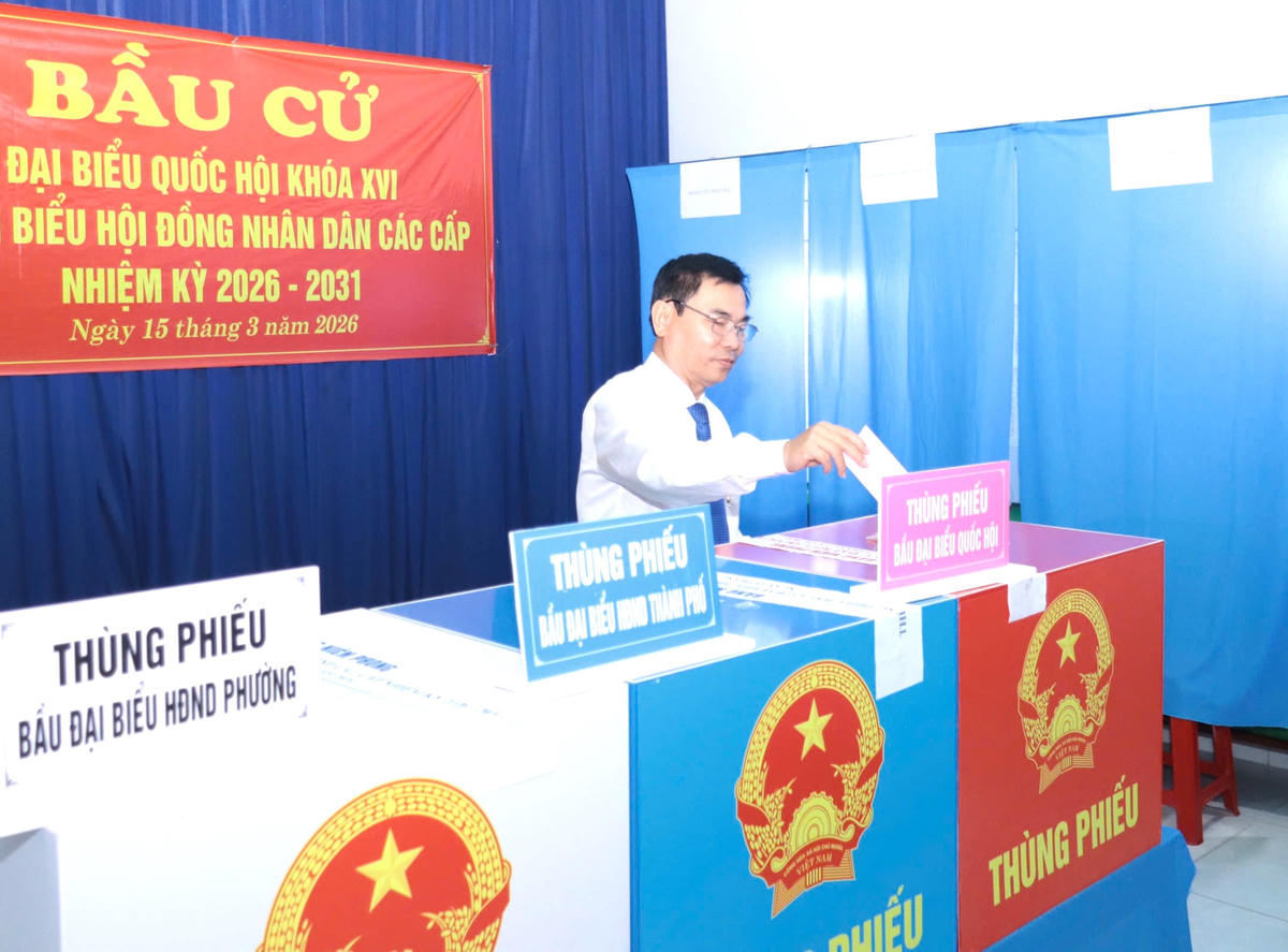 Ông Nguyễn Văn Minh là người tham gia bỏ phiếu đầu tiên. Ảnh: NN.