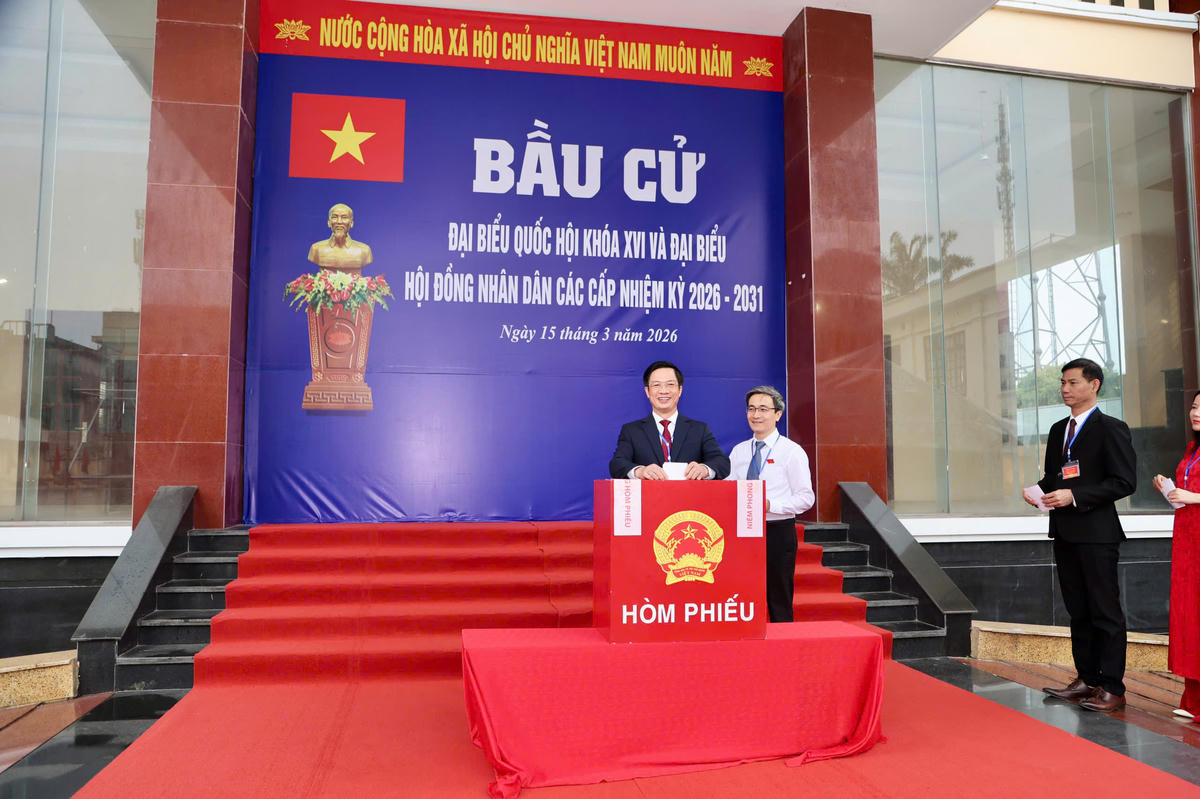 Ông Phạm Văn Lập, Phó Bí thư Thành uỷ, Chủ tịch Uỷ ban MTTQ Việt Nam TP Hải Phòng bỏ phiếu tại xã Vĩnh Bảo. Ảnh: ĐT.&nbsp;