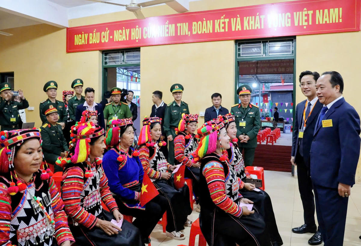 Lãnh đạo tỉnh Điện Biên thăm hỏi cử tri xã Sín Thầu. Ảnh: Q.Đ.. 