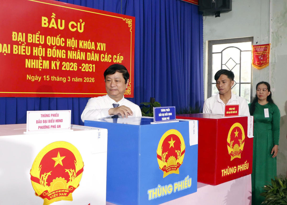 Nguyên Chủ tịch nước Nguyễn Minh Triết và lãnh đạo HĐND TP Hồ Chí Minh bỏ phiếu tại phường Phú An. Ảnh: LA.