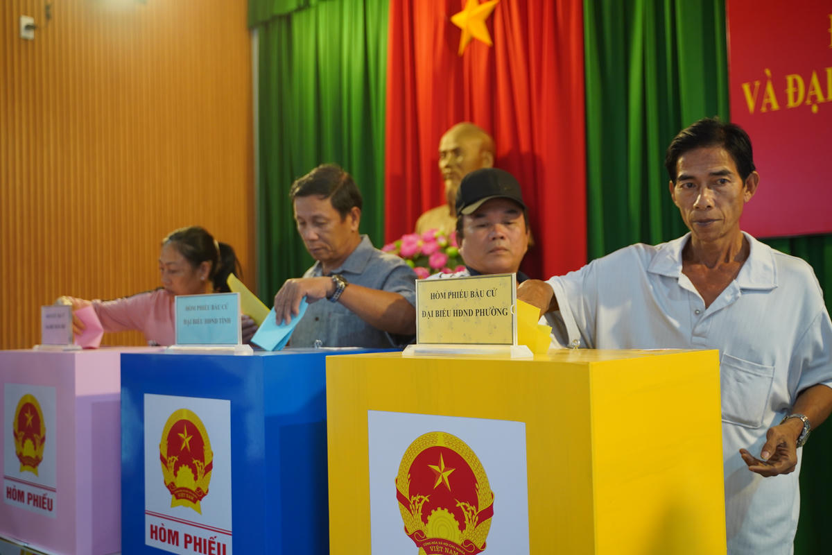 Cử tri phường Quy Nhơn Đông đang bỏ phiếu. Ảnh: Đình Sang.