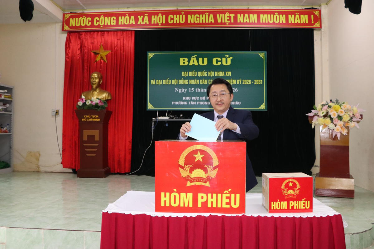Ông Sùng A Hồ - Phó Bí thư Thường trực Tỉnh ủy Lai Châu bỏ phiếu bầu cử tại khu vực bỏ phiếu Tổ dân phố số 19, phường Tân Phong.

